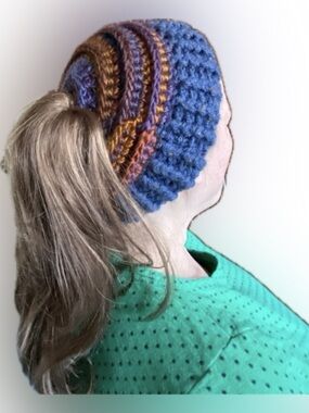 NEW Lovely  hand knit ponytail beanie hat, OS